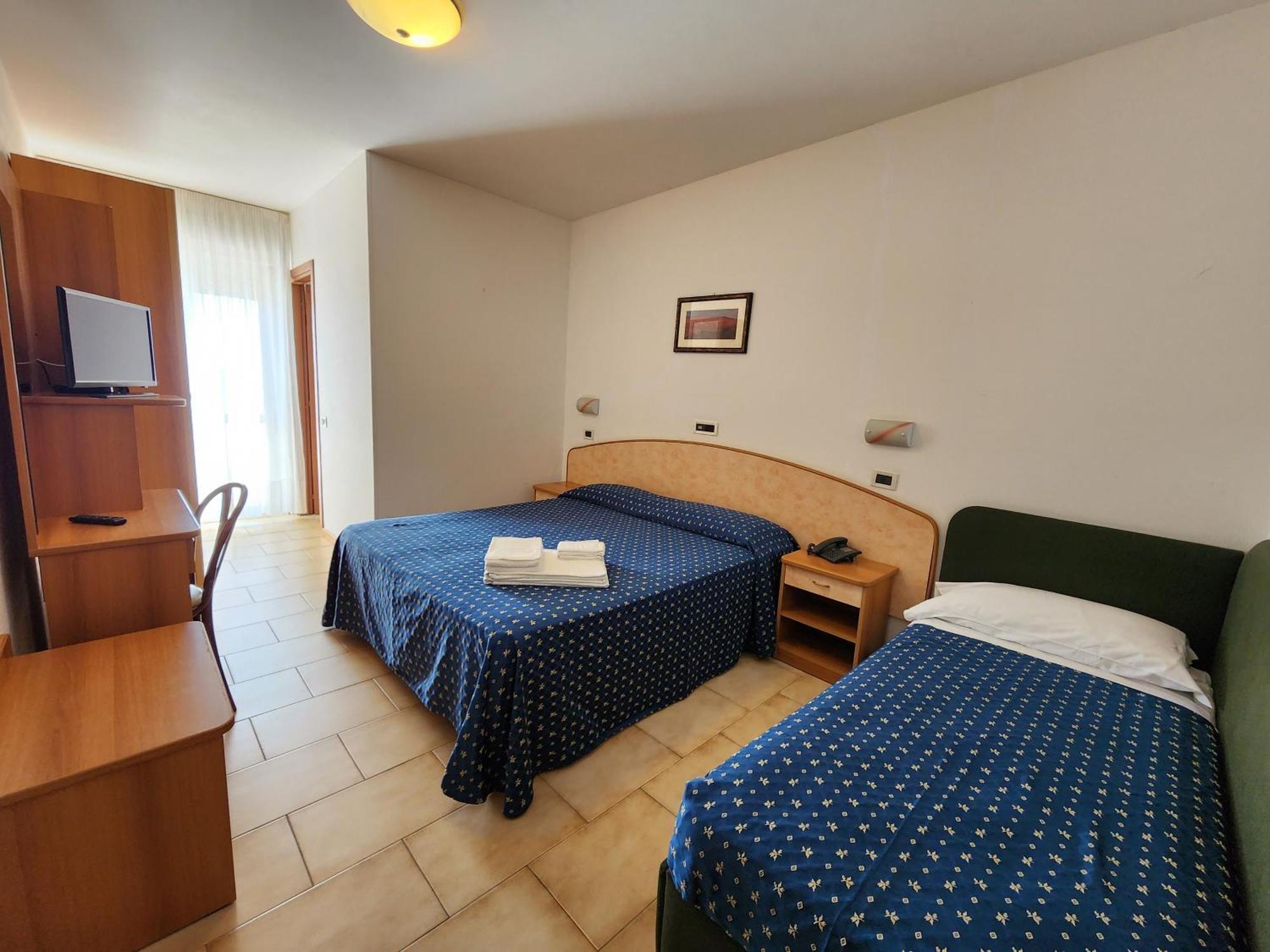 Hotel Holiday Martinsicuro Quarto foto