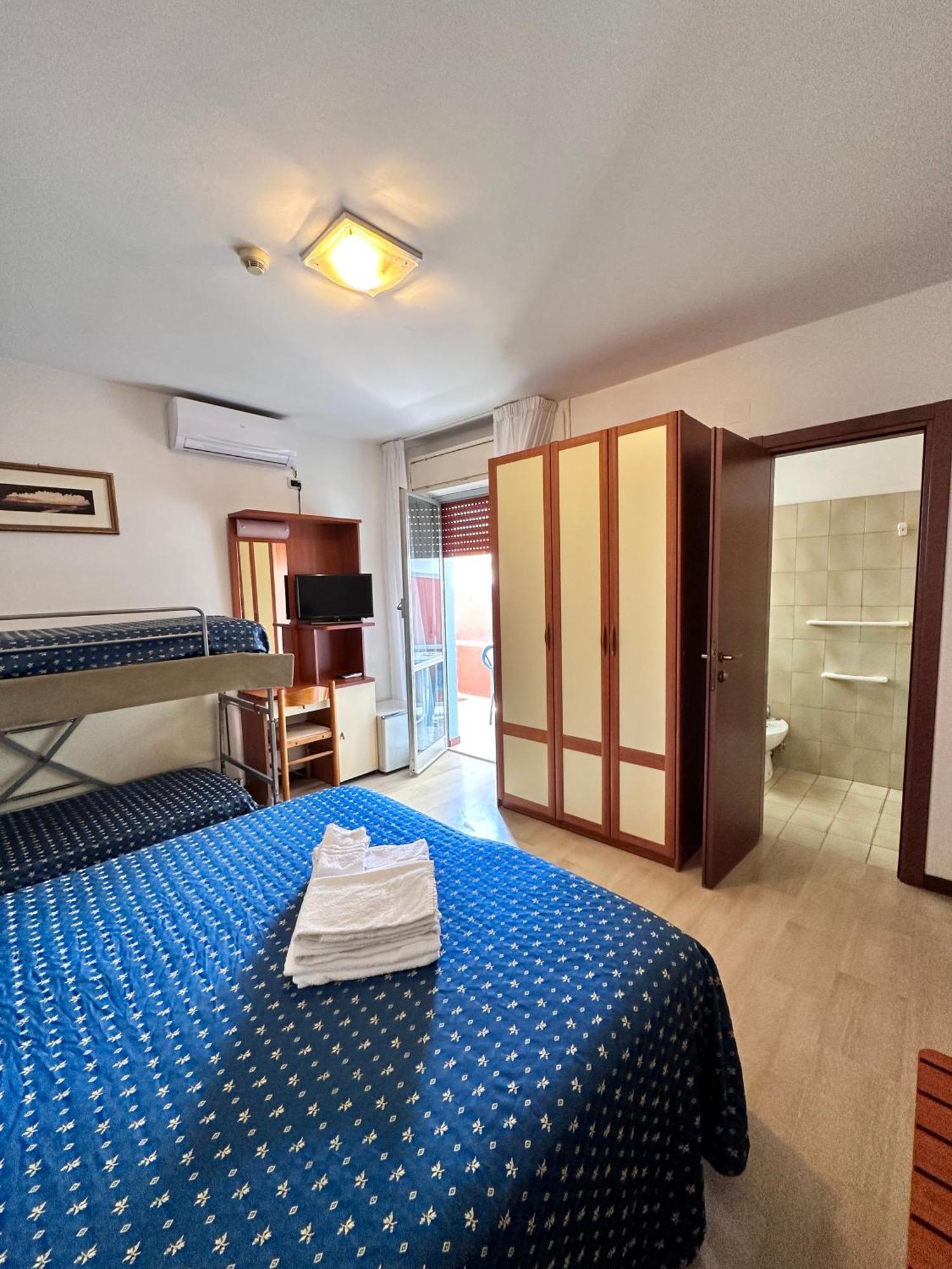 Hotel Holiday Martinsicuro Quarto foto